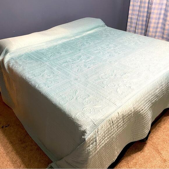 Cinderella blue satin quilted bedspread - Picture 1 of 11